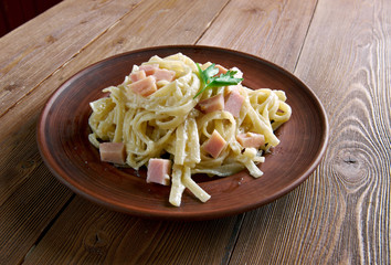 Fettuccine alla papalina