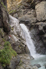 zwei Kletterer am Wasserfall