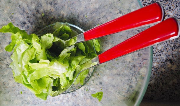Grüner Salat und Salatbesteck
