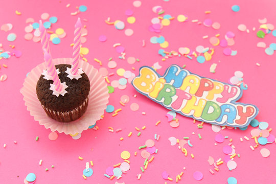 Cupcakes on pink confetti background - happy birthday card 