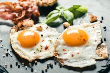 Foto op Plexiglas Spiegeleieren Geserveerde gebakken eieren