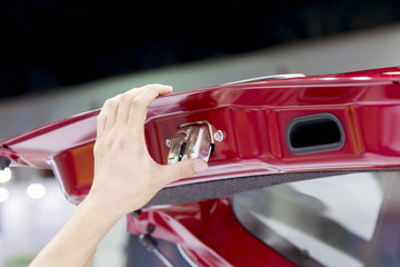 Naklejka premium Close up of human hand opening door of car.
