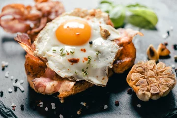 Photo sur Plexiglas Oeufs sur le plat Sandwich au bacon et aux œufs