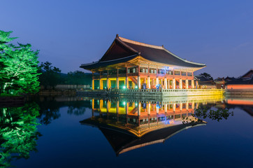 Obraz premium reflection of Gyeongbokgung palace at night in Seoul, South Kore