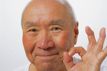 グットサインを出す笑顔のシニア