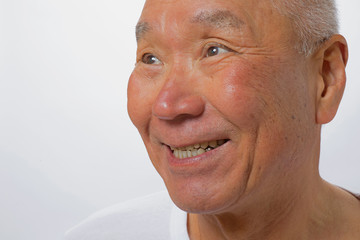 笑顔の日本人のシニア