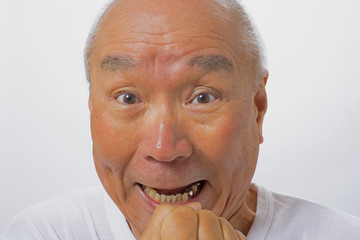 怒り顔のシニア