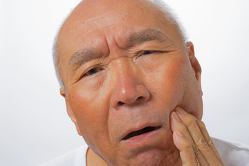 歯痛の日本人シニアの顔