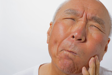 歯痛の日本人シニアの顔