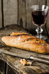 Frisches Baguette auf Holzbrett