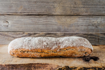 Frisches Baguette auf Holzbrett