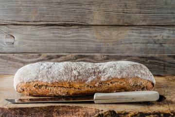 Frisches Baguette auf Holzbrett