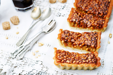 honey pine nuts tart