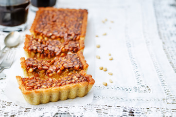 honey pine nuts tart
