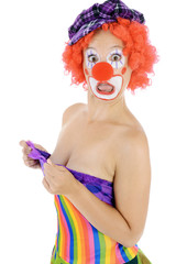 Clown in Kostüm zu Karneval, Fasching oder Fastnacht schaut erstaunt in buntes Kleid