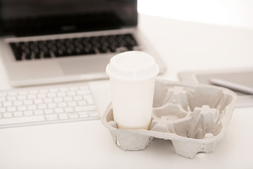 Kaffee im Becher am Arbeistplatz