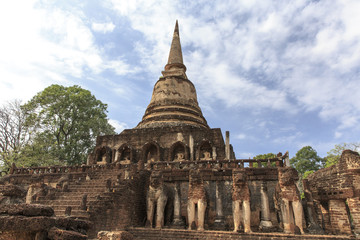 Fototapeta na wymiar タイ国シーサッチャナーライ遺跡のワットチャンロム