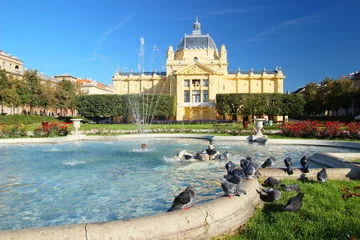 Papier Peint Lavable Fontaine Pigeons, fountain and Art Pavilion in Zagreb, Croatia 