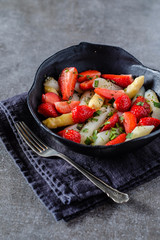 Spargel-Erdbeer-Salat