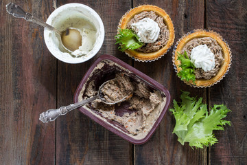 Preparation tartlets with liver paste, ricotta and lettuce