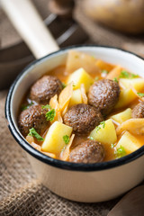Kartoffel-Kraut-Topf mit veganen Hackklößchen