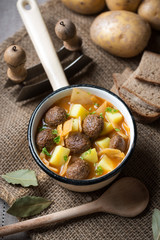 Kartoffel-Kraut-Topf mit veganen Hackklößchen