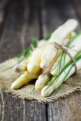 Wei&szlig;er Spargel auf Holz