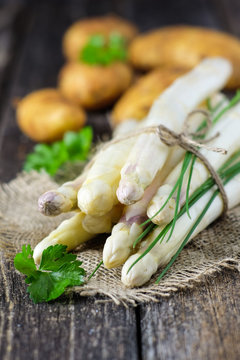 Wei&szlig;er Spargel auf Holz