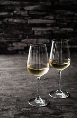 Zwei Weingläser mit Weißwein
