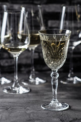 Gläser mit Weißwein