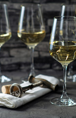 Gläser mit Weißwein