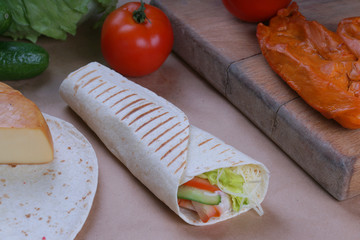  Сандвич роллы и ингредиенты на крафтовой бумаге
