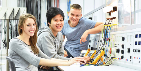 Berufsschüler/ Studenten in der Fachausbildung Elektronik