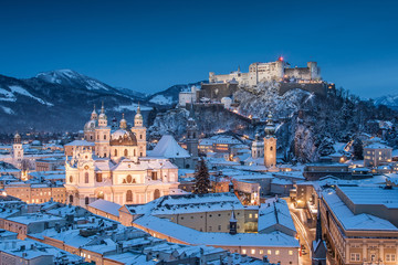 Fototapeta premium Historyczne miasto Salzburg w zimie w czasie świąt Bożego Narodzenia, Austria
