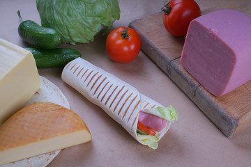 Сандвич роллы и ингредиенты на крафтовой бумаге
