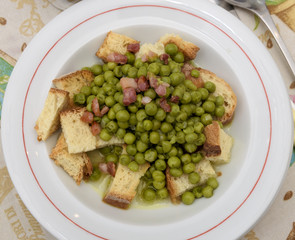 Pea soup with croutons and bacon