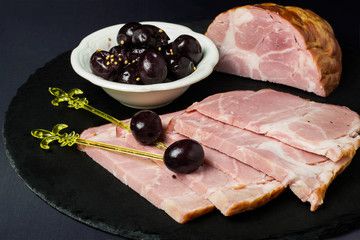 Baked ham with pickled grapes