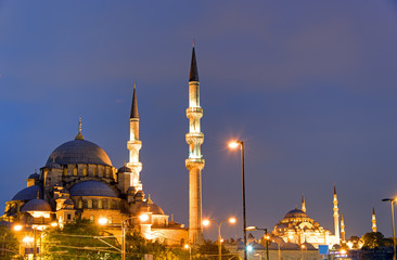 Fototapeta na wymiar The New Mosque and the Suleymaniye Mosque in Istanbul at night