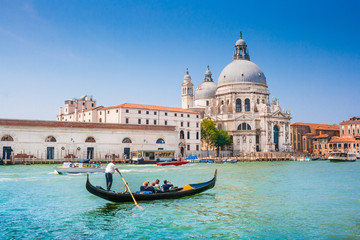 Naklejka premium Gondola na Canal Grande z Bazyliką Santa Maria della Salute, Wenecja, Włochy