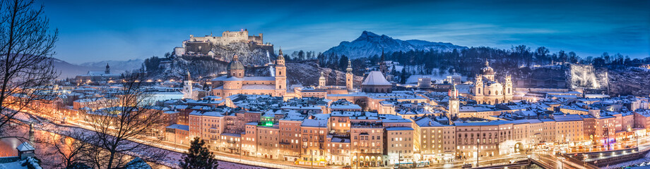 Obraz premium Zimowa panorama Salzburga w czasie świąt Bożego Narodzenia, Austria