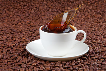 Kaffeetasse mit Kaffeebohnen