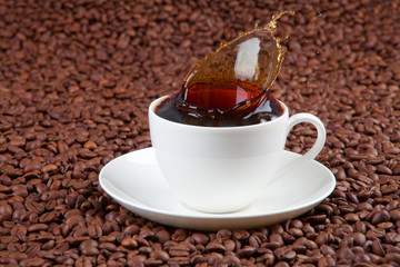 Kaffeetasse mit Kaffeebohnen