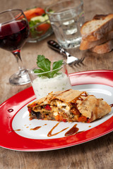 Gemüse-Strudel auf einem Teller mit Salat