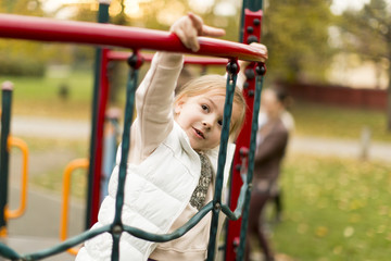 Obraz premium Little girl at playground