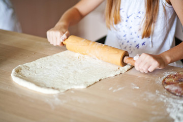 тесто раскатывать скалкой