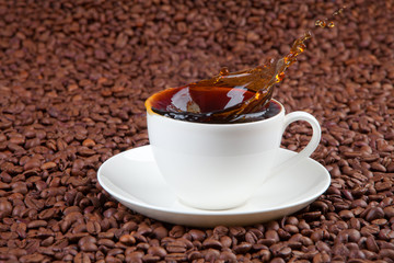 Kaffeetasse mit Kaffeebohnen 