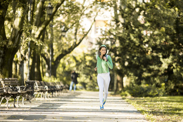 Obraz premium Young woman running in the park