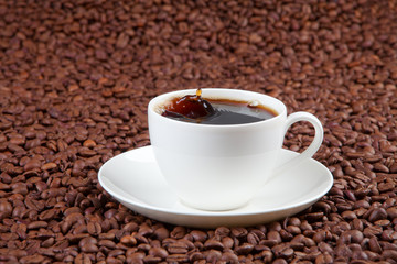 Kaffeetasse mit Kaffeebohnen 