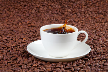 Kaffeetasse mit Kaffeebohnen 