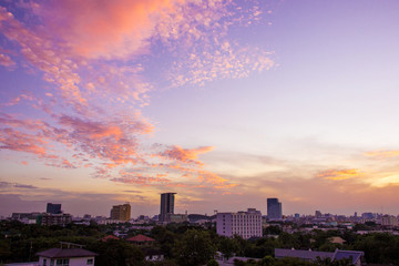 Obraz premium Dusk cloud sky over urban city